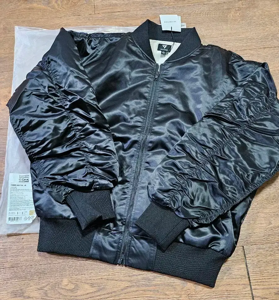 New) Seventeen black stadium jumper + photocard set