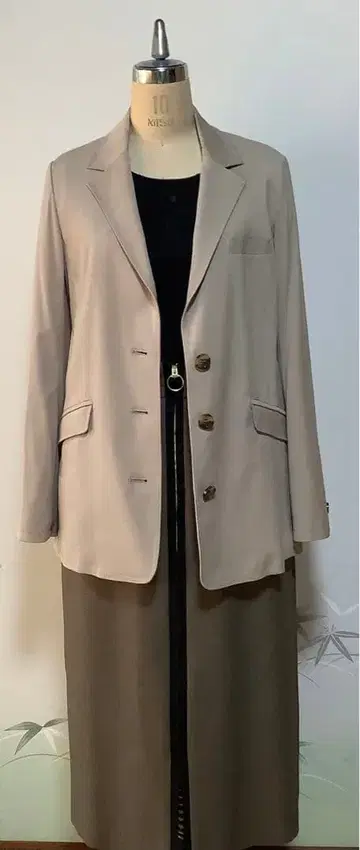 베이지 테일러드 자켓 3개 버튼