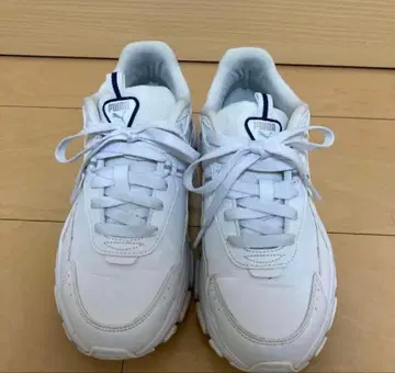 PUMA 통굽 스니커즈 화이트 24cm 여성용