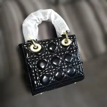 블랙 에나멜 퀼팅 숄더백