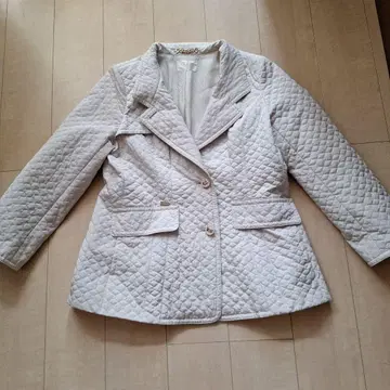 GUEST JOCONDA 아이보리 퀼팅 자켓