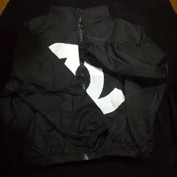 블랙 집업 자켓 큰 로고 포함