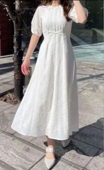 새상품급 릴리안캐럿 자카드 크로스 벨트 원피스 화이트