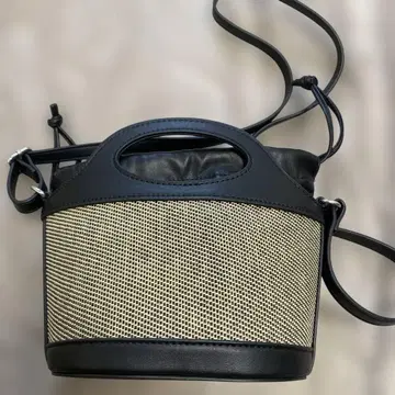 숄더백 블랙과 베이지