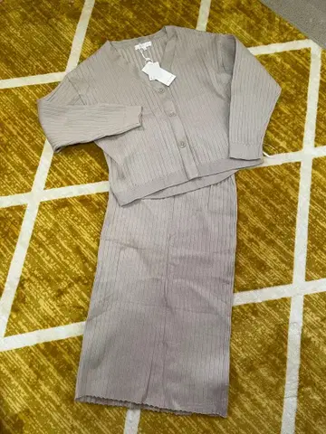 리브 편직 가디건과 스커트 세트