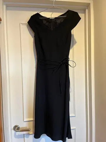 블랙 무릎 기장 원피스 반팔 V넥