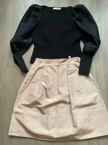 Foxey 무릎 기장 실크 스커트