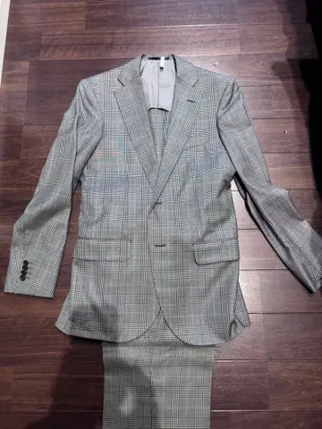 그레이 계열 체크 수트