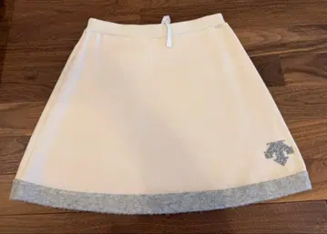 데상트 아이보리 그레이 A라인 스커트 스와로브스키 로고 포함