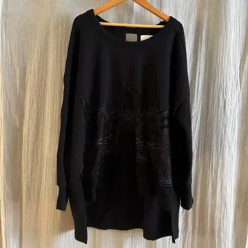 mame 블랙 자수 맨투맨