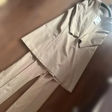 플라스테 택 포함 베이지 플레어 팬츠 셋업