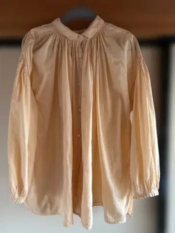 크림색 긴팔 셔츠 개더 포함