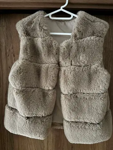 TRUBE 베이지 퍼 베스트