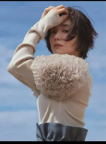 FRAY I.D 프레이 아이디 개더 프릴 숄더 리브 니트