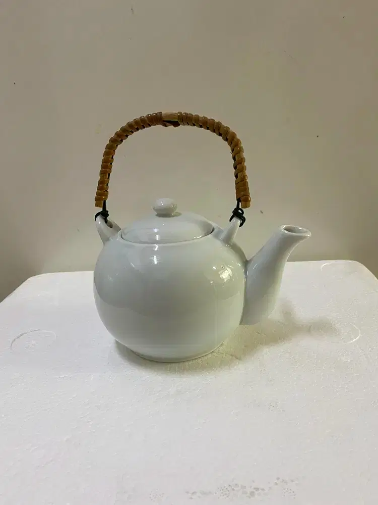 Beautifully colored white porcelain teapot / Yo316