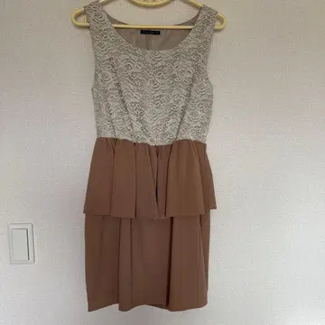 베이지 레이스탑 페플럼 드레스