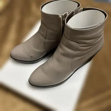 베이지 가죽 부츠