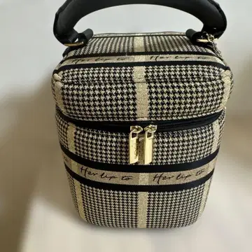 Her lip to Jacquard Vanity Bag