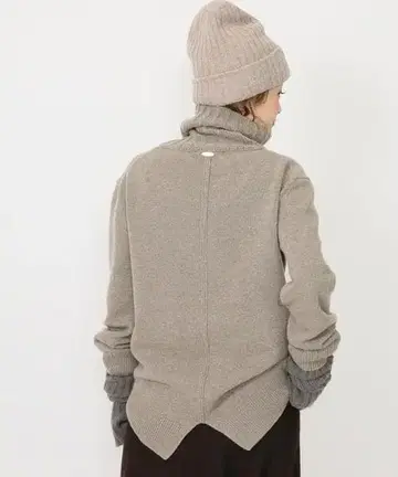 두지엠 클라세 JADE 터틀넥 풀오버 브라운