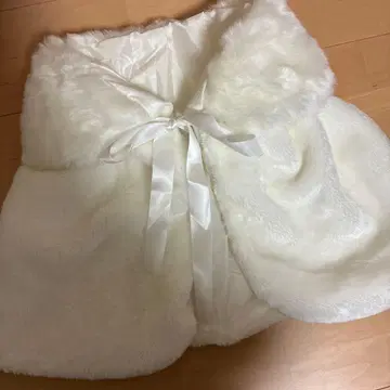 화이트 퍼 리본 포함 케이프 코트