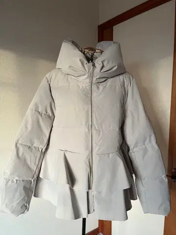 프릴이 달린 라이트 그레이 중면 재킷