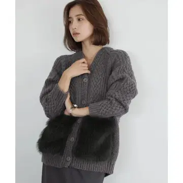 [ VERY 게재 ] ELFRNK 퍼 포켓 부착 V넥 니트 가디건 그레이