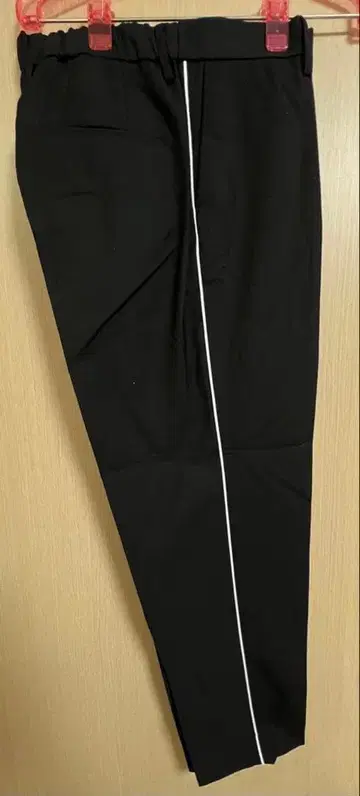 HARE 턱 와이드 테이퍼드 팬츠 블랙