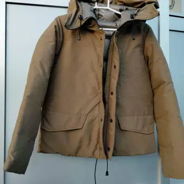 베이지 후드 부착 다운 자켓