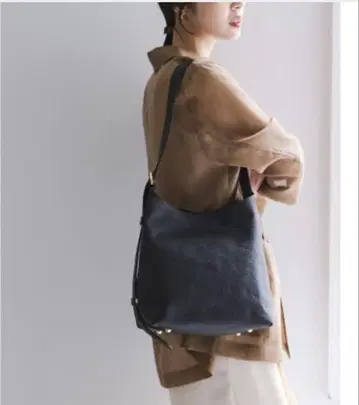 블랙 가죽 숄더백 A6 사이즈 대응