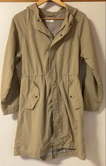 베이지 후드 부착 모즈 코트