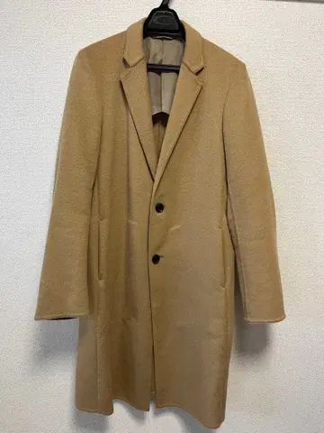 베이지 코트 3개 버튼