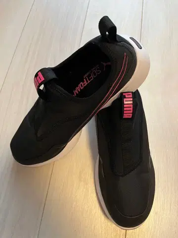 PUMA SOFTFOAM 슬립온 스니커즈 블랙/핑크
