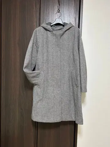 헤링본 무늬 그레이 후드 부착 롱 코트