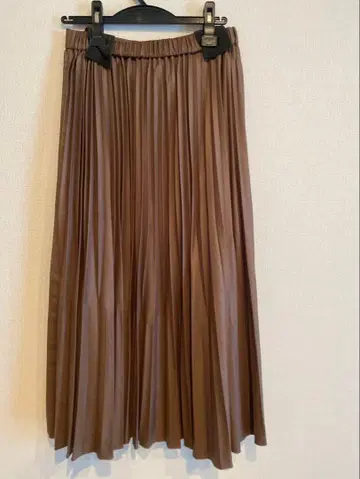 브라운 플리츠 롱 스커트 드레이프 디자인