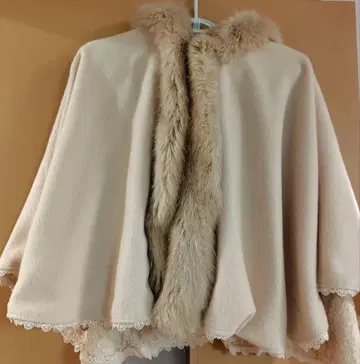 퍼가 달린 후드의 크림색 판초