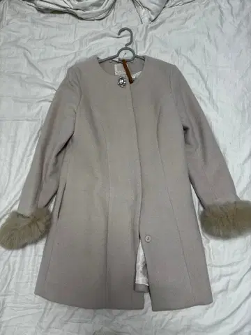 BE RADIANCE 퍼 달린 베이지 롱 코트