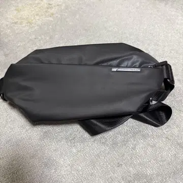 블랙 바디백 합성 피혁