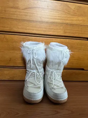 화이트 퍼 어그 부츠