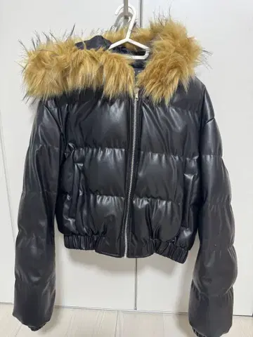 퍼 달린 블랙 다운 자켓