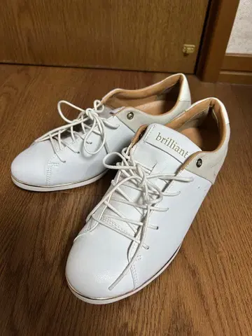 신품급 brilliant 화이트 스니커즈 시착만 24cm