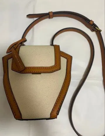 지오메트릭 크로스 바디백 새상품급 미사용