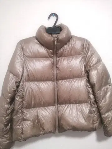 유니클로 울트라 라이트 다운 샤이니 볼륨 자켓 M 베이지