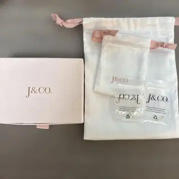 J&CO. 미니 CZ 레드 러브레터 귀걸이