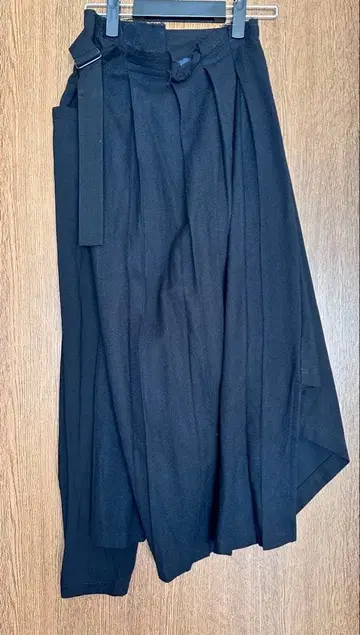 LIMIfeu 리미푸 비대칭 블랙 플리츠 팬츠 스커트