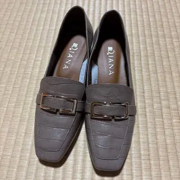 DIANA 악어 엠보싱 로퍼 브라운