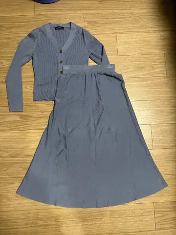 그레이 가디건과 스커트 세트