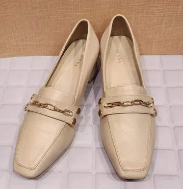 [ RANDA ] 크림색 체인 장식 낮은 힐 펌프스