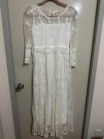 화이트 레이스 꽃무늬 웨딩 드레스