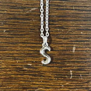 [ GARNI ] 스몰 알파벳 목걸이 'S'