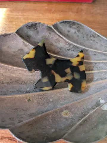 AGATHA의 개 모양 브로치 토터스 쉘